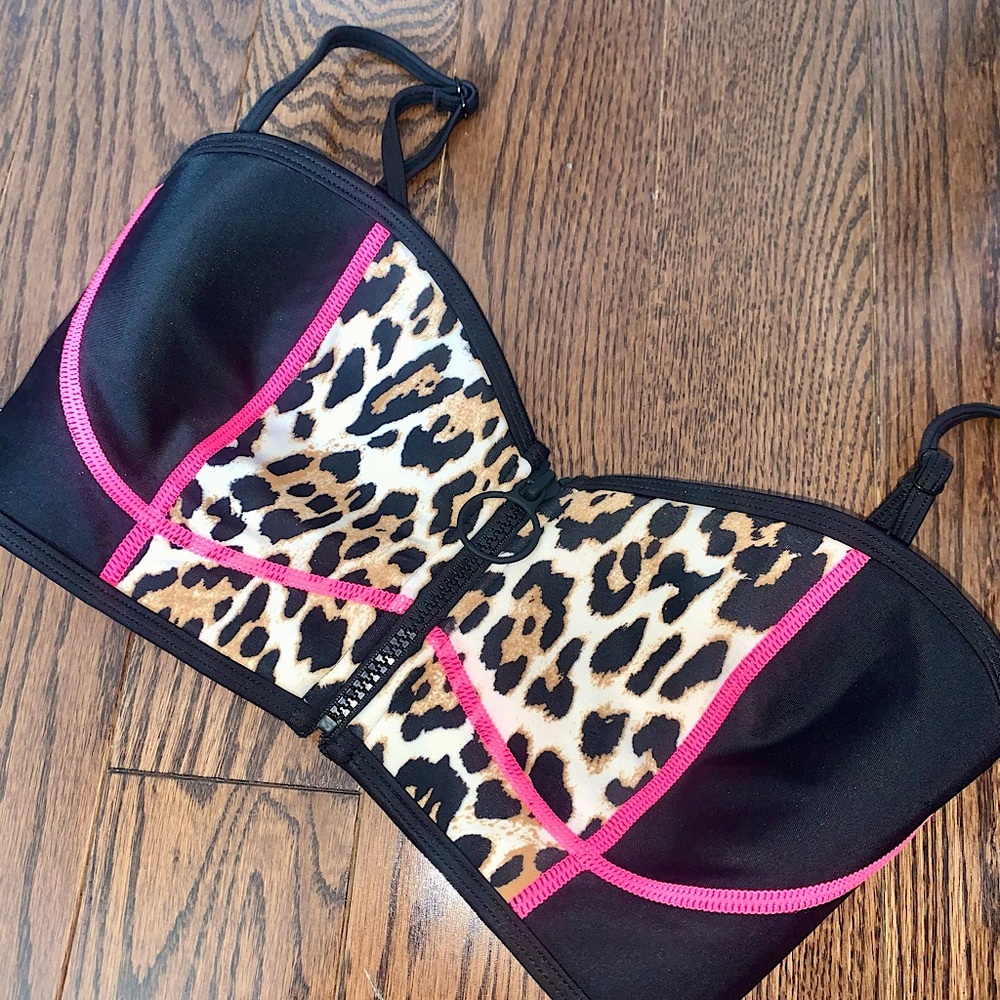 Sporty bikini top
